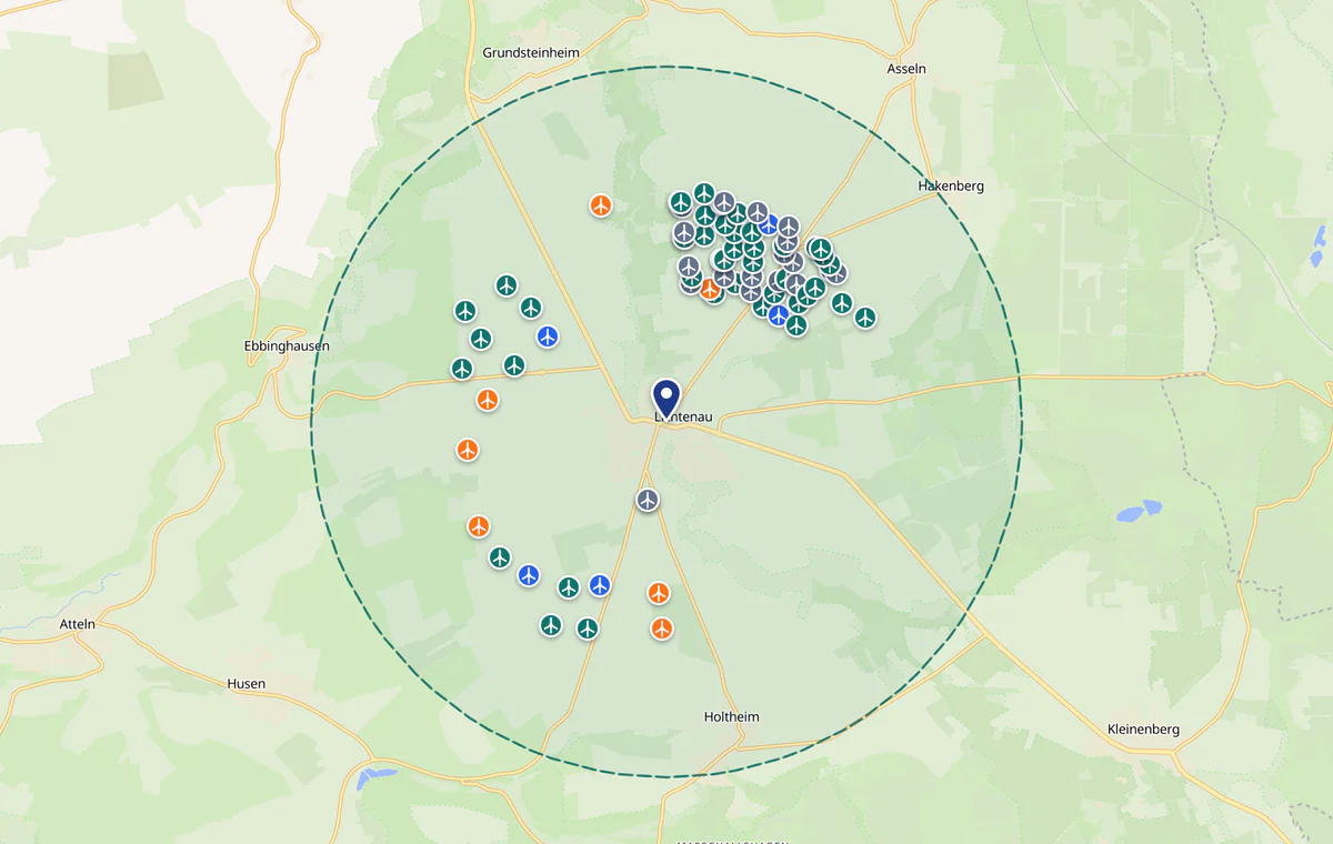 Karte des öffentlichen Referenzorts Lichtenau mit einer Auswahl der nächstgelegenen Windenergieanlagen nach Betriebs- und Genehmigungsstatus im Vier-Kilometer-Umfeld.